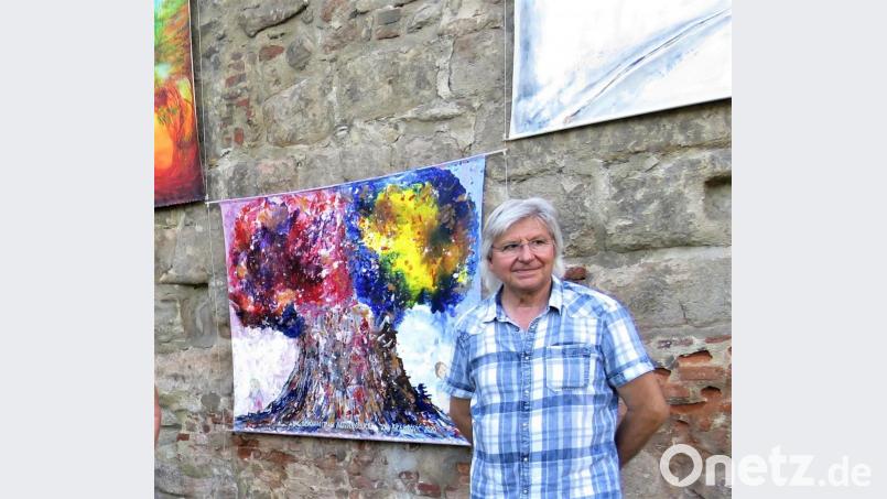 Auf eine Anregung von Künstler Tom Brankovic (hier mit seinem Werk) hin ist die Idee zur ersten Open-Air-Ausstellung entstanden. Er hat in Pilsen an einer Internatioanlen Mauerausstellung mit Titel &quot;Mehr Farbe auf der Straße&quot; teilgenommen und gleich dabei an Tirschenreuth gedacht. Bild: ubb