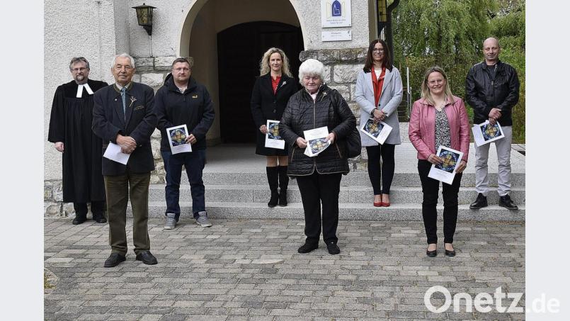 Bei der Jubelkonfirmation (von links) mit Dekan Markus Rausch Hubert Albert, Sascha Hagen, Tina Moos, Edda Deinzer, Sandra Thiem, Melanie Pöhlmann und Tim Paulus. Bild: Karl Schwemmer