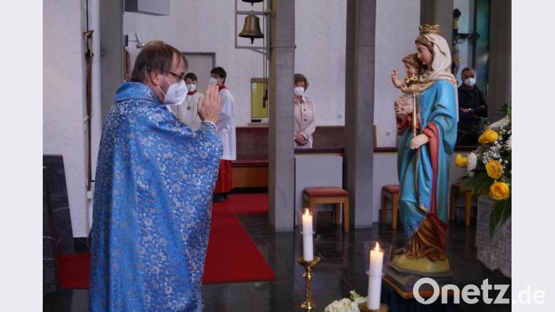 Pfarrer Thomas Stohldreier segnete im Patroziniumsfestgottesdienst die neben dem Altar aufgestellte Marienfigur mit dem Jesuskind. Bild: du