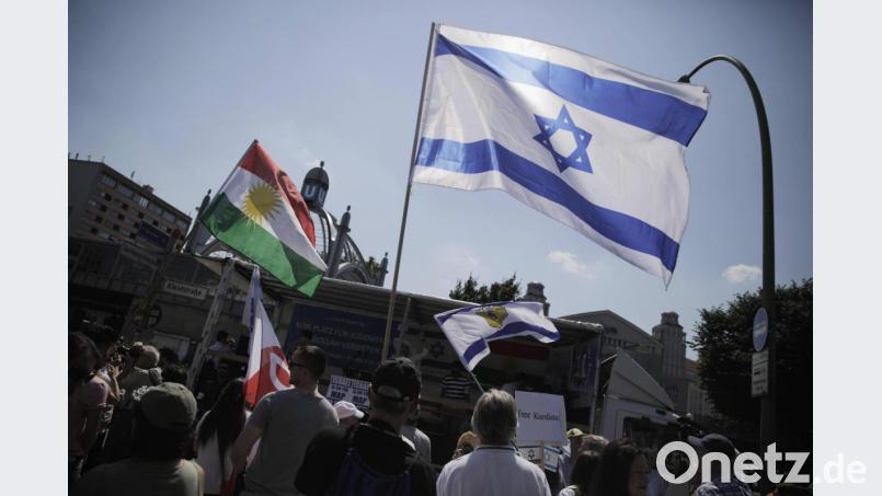 Teilnehmer einer Demonstration gegen eine antiisraelische Demonstration anlässlich des jährlich stattfindenden al-Quds-Tages. Der al-Quds-Tag ruft alle Muslime auf, am letzten Freitag des Fastenmonats Ramadan ihre Solidarität mit dem palästinensischen Volk zu erklären. Bild: Carsten Koall/dpa
