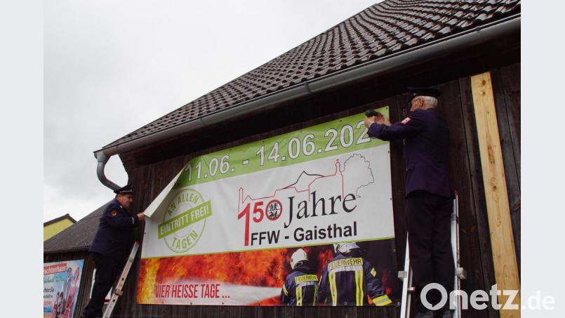 Vorsitzender Alois Sorgenfrei (links) und Festleiter Audi Lurbiecki montieren das Banner, dass in den kommenden Monaten auf das Feuerwehrfest hinwies, wieder ab. Bild: mmj