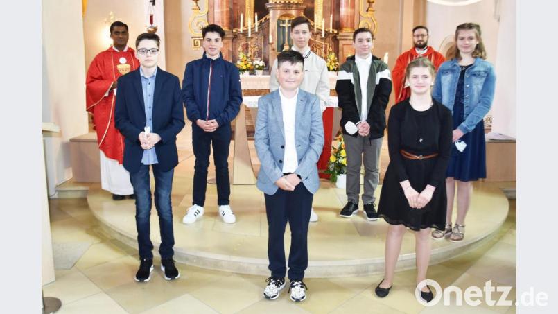 Die Siebtklässler nach der Firmspendung mit Pfarrer Johannes Arweck (Zweiter von rechts) und Pfarrvikar Thomas Sanikommula (links). Bild: no