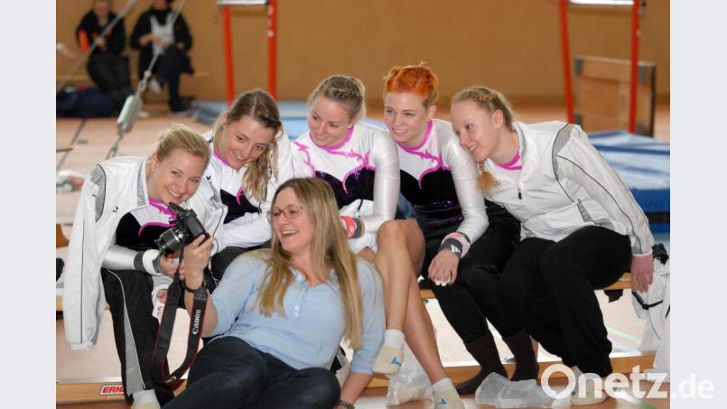Julia Ritter, Fachwartin im Turngau Oberpfalz-Nord und Trainerin bei der TG Tirschenreuth, macht ein Selfie mit ihren Turn-Mädels. Archivbild: gb