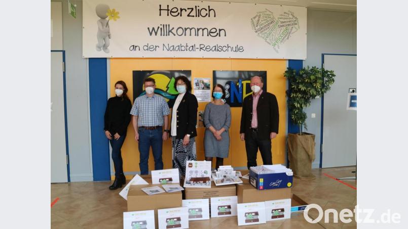 Maria Neugschwendner (links) und Martin Mayer (rechts) überreichten die Boxen an (von links) Seminarrektor Bertram Freundl, Schulleiterin Hannelore Reil-Heining und Seminarrektorin Liane Schuster. Bild: Johann Vollath/exb