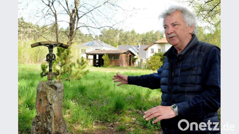 Künstler Georg Kolbeck hat am alten Pilgerweg in Kienlohe ein Wegekreuz aufgestellt. Er hat es aus zum Teil uralten Materialien gebaut. . Bild: Stephan Huber