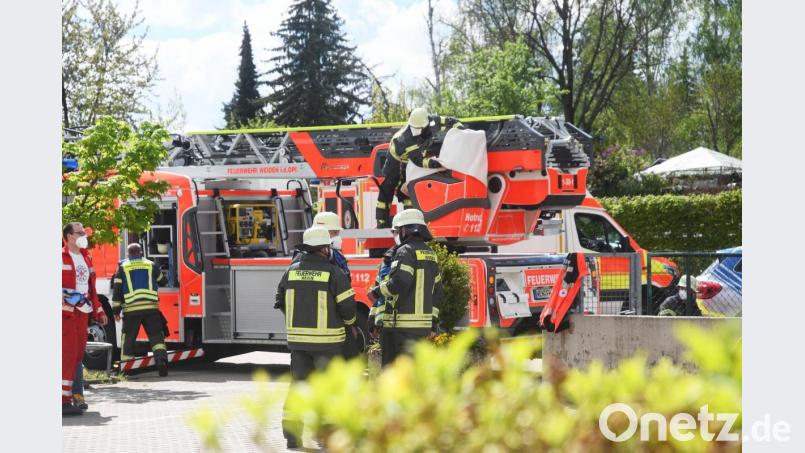 Feuerwehren aus Weiden und Schirmitz rückten am Freitagnachmittag aus, um eine Person aus dem Weidingbach zu bergen. Bild: Gabi Schönberger