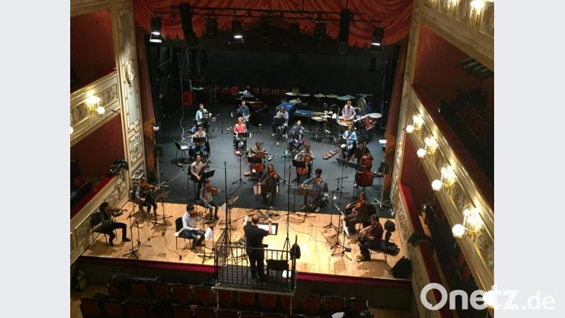 Dirigent Armando Merino und das Ensemble &quot;der/gelbe/klang&quot; nahmen die drei Uraufführungen &quot;Walther &amp; The Next Generation&quot; im Stadttheater Amberg auf. Bild: aks