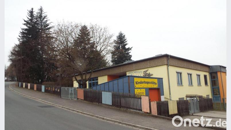 Die Kindertagesstätte St. Raphael in der Köferinger Straße in Haselmühl hat ausgedient. Ein Neubau soll insgesamt 160 Kinder aufnehmen. Bild: e