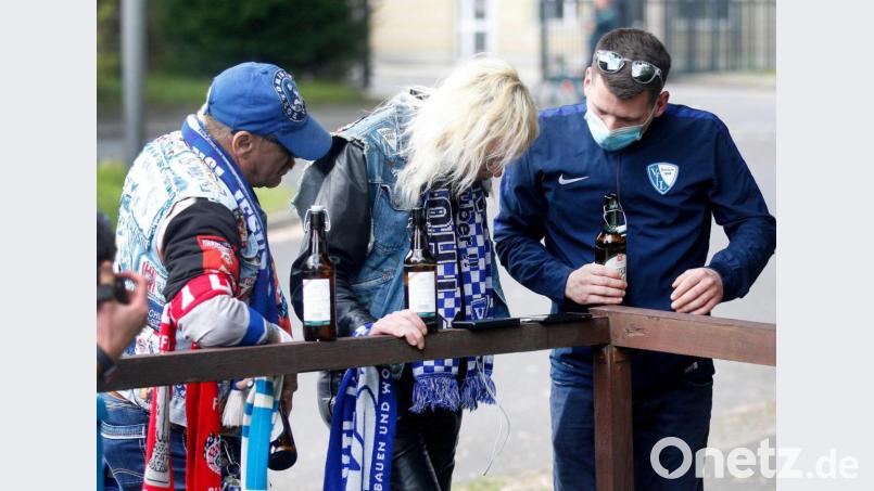 Wie steht&#039;s in Nürnberg? Nicht nur in Bochum verfolgten die VfL-Fans vor dem Stadion das Geschehen. Ein besonders treuer Teil des Anhangs hatte sich sogar auf den Weg ins Frankenland gemacht - ohne ins Max-Morlock-Stadion zu dürfen. Bild: Roland Weihrauch/dpa