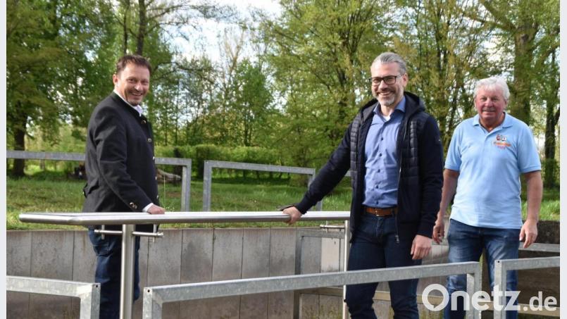 Nicht nur im Kneippbecken im Stadtbad unterhielten sich Oberbürgermeister Jens Meyer, der neue Bauhofleiter Daniel Tubifato und Stadtbad- Freunde- Chef Hans Forster über die Zukunft der Städtischen Freizeitanlage Stadtbad. Bild: hcz