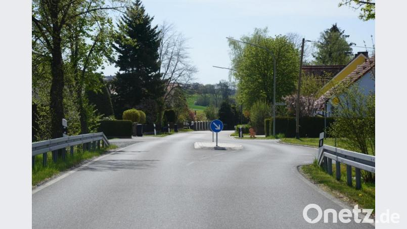 Der Fahrbahnteiler am Ortseingang von Hammerles aus Richtung Schwand war als Maßnahme zur Geschwindigkeitsreduzierung gedacht. Deshalb macht die Straße einen kleinen Rechtsschwenk. Für viele Verkehrsteilnehmer exisitiert dieser Fahrbahnteiler nicht: Sie fahren einfach auf der linken Seite vorbei. Bild: bey
