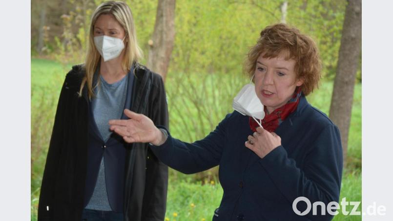 Susanne Neumann (rechts), Vorsitzende des Vereins „Badehaus Maiersreuth“, sah Anknüpfungspunkte zwischen Kunst und der Pflege der Gesundheit. Mit im Bild Vorstandsmitglied Anette Spreitzer. Bild: jr