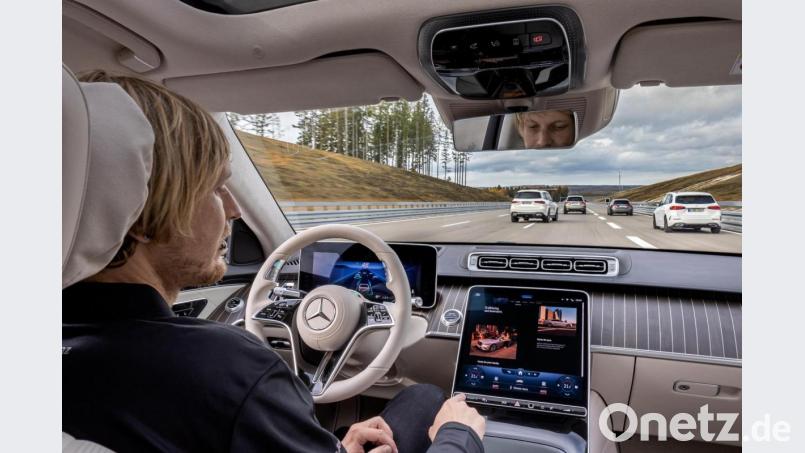 Mehr Entspannung im Stau: Autos wie die neue S-Klasse (Bild) oder der elektrische EQS von Mercedes können alleine durch den Stau lenken und entlasten so den Fahrer. Bild: Daimler AG/dpa