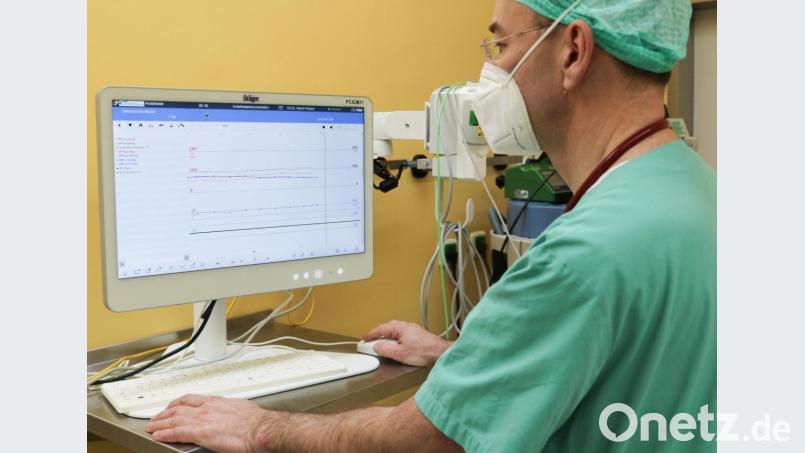 Chefarzt Michael Paland an einem der neuen Anästhesie-Arbeitsplätze. Bild: Klinikum Fichtelgebirge/exb