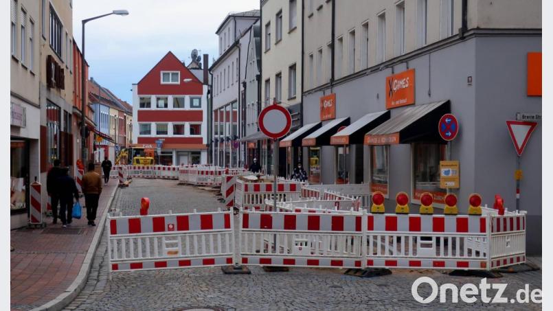 Im nördlichen Teil der Schwandorfer Bahnhofstraße werden derzeit die Wasser-, Fernwärme- und Gasleitungen neu verlegt. Im kommenden Jahr steht die komplette Umgestaltung an. Bild: Hirsch