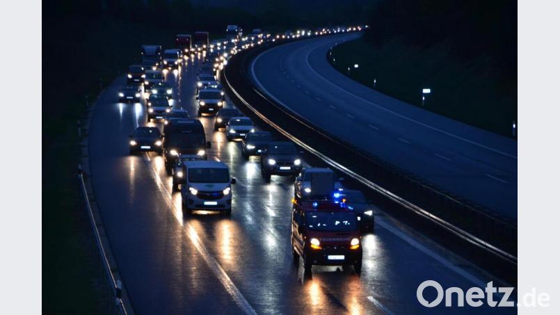 Auf der A 6 bildete sich während des Einsatzes von Rettungskräften und Polizei ein langer Stau. Bild: dob