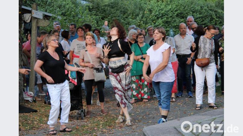 Zu den fetzigen Hits tanzen die Serenadenbesucher vor der Bühne ab. Bild: prh