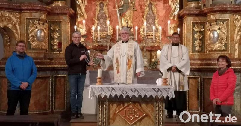 Diözesanpräses Karl-Dieter Schmidt (Mitte) überreichte den diözesanen Kolpingpreis für das spirituelle Engagement an die beiden Vorsitzenden Maria Richthammer (rechts) und Georg Hirmer (Zweiter von links) . Mit im Bild: Präses Robin Kuzhivelil (Zweiter von rechts) und Sebastian Most (links). Bild: hir