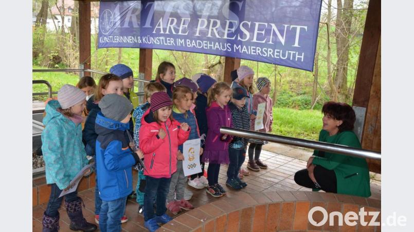 16 Mädchen und Buben des Bad Neualbenreuther Kinderhauses „Tillenzwerge“ sangen unter der Leitung von Manuela Gatter (rechts) „Kneippen ist cool und macht uns Spaß“. Von Sonja Ziegler wurden sie auf der Gitarre begleitet. Bild: jr