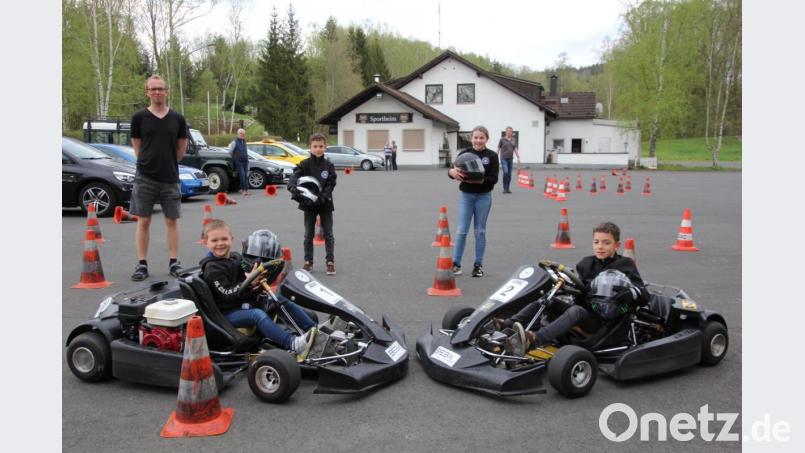 Jugendleiter Florian Ernstberger (links) mit den vier jungen Kart-Fahrern vor dem ersten Kart-Training in diesem Jahr. Bild: kro