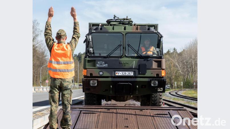 Mit Hilfe der Einweiser klappte das Befahren der Eisenbahnwaggons in Schrittgeschwindigkeit ohne Probleme. Bild: hbe