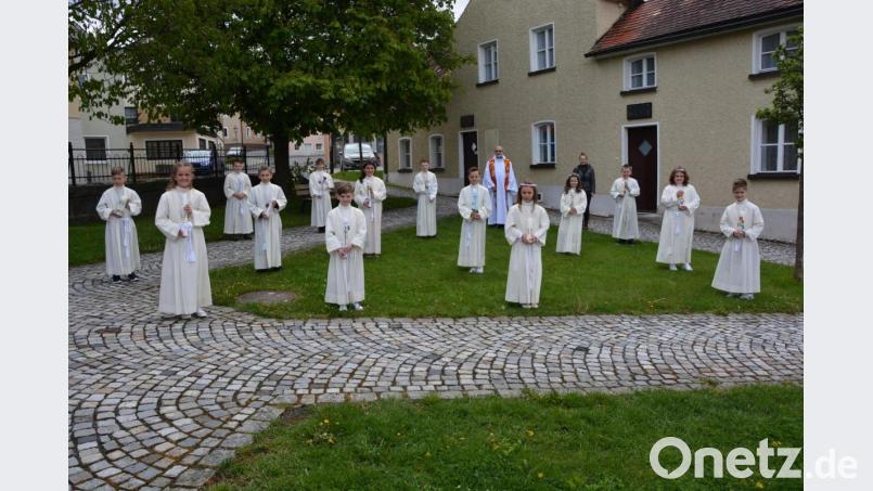 Die Konnersreuther Erstkommunikanten mit Pater Benedikt Leitmayr und Klassenlehrerin Julia Dötterl (hinten, von links) beim Resl-Haus. Bild: jr