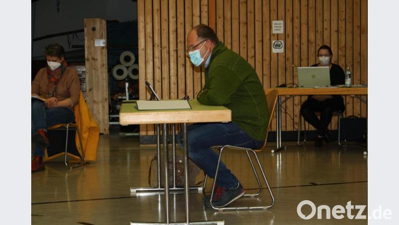 In den Gemeinderatssitzungen ist das Computerzeitalter längst präsent. Die Pandemie veranlasste Bürgermeister Thorsten Hallmann (Mitte) nun auch, die Option einer Online-Sitzungsteilnahme für kranke oder infizierte Ratsmitglieder vorzuschlagen. Bild: bjp