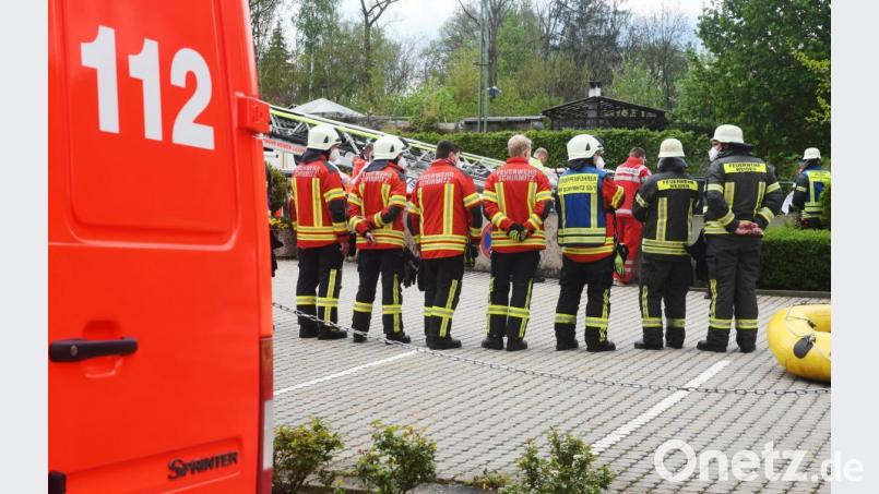 Feuerwehren aus Weiden und Schirmitz rückten am Freitagnachmittag aus, um eine Person aus dem Weidingbach zu bergen. Bild: Gabi Schönberger