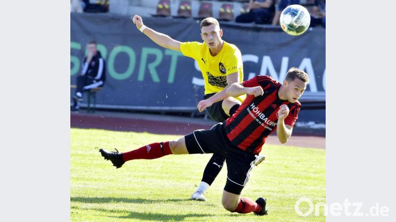 Martin Popp (hinten) vom FC Amberg beim Torschuss. Der ´23-Jährige erzielte in der gerade abgebrochenen Bezirksliga-Saison in 22 Spielen 20 Treffer. Archivbild: Hubert Ziegler