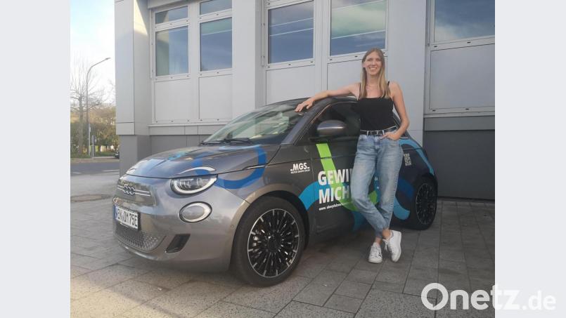 Wiebke kurz vor der Spritztour mit dem Fiat. Bild: wes