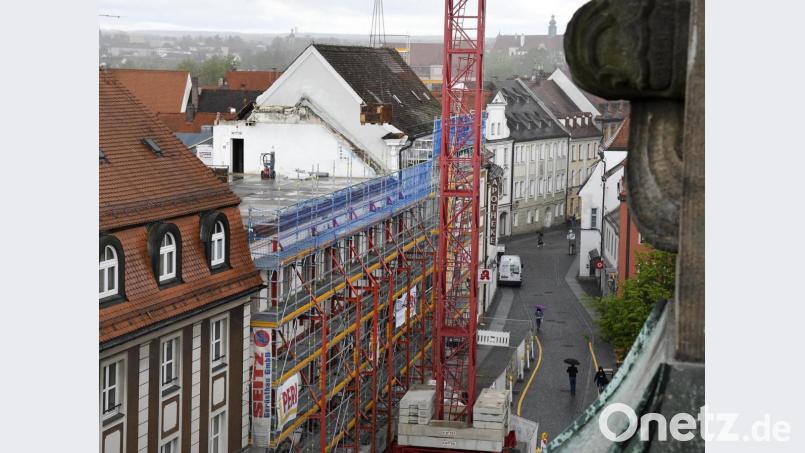 Das Dach ist weg. Weil das östliche Gebäude des ehemaligen Kaufhauses Storg/Forum etwas niedriger war als die beiden benachbarten, wird es jetzt um ein Stockwerk höher gemacht. Bild: Petra Hartl