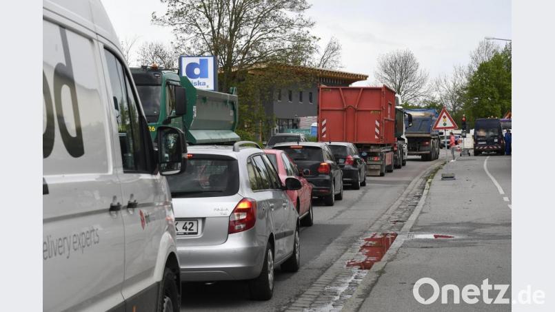 Die Kümmersbrucker Ortsdurchfahrt ist zu den Stoßzeiten schon eine Stauzone, wenn sie zweispurig befahren werden kann. Momentan macht eine Baustelle die Vilstalstraße hier zum einspurigen Nadelöhr. Bild: Petra Hartl