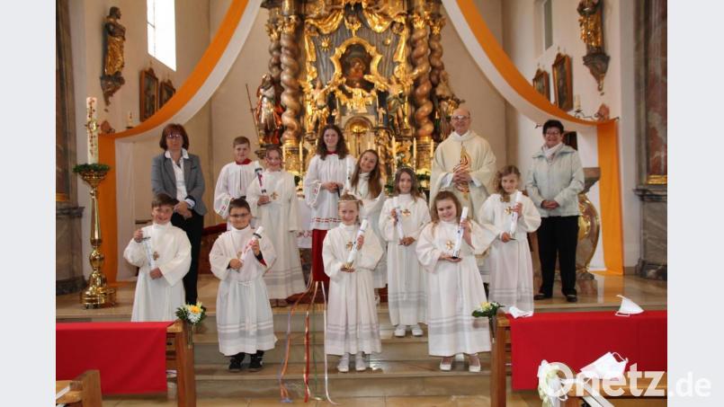 Sechs Mädchen und zwei Buben traten am Sonntag in Teunz zum ersten Mal an den Tisch des Herrn. Bild: frd