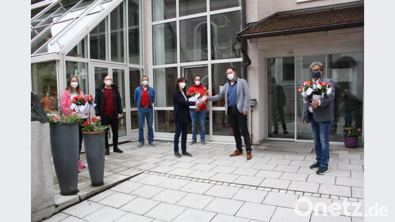 Statt zum Valentinstag überbringt der SPD-Ortsverein seinen traditionellen Frühlingsblumengruß für Bewohner und Personal des Seniorenheims heuer im Nachgang zu Mutter- und Vatertag und erhält dabei einen Einblick in das Leben dort während der Coronapandemie. Bild: bjp