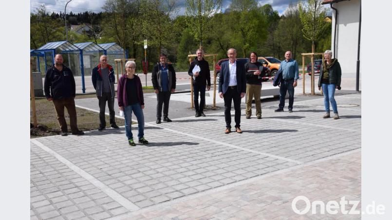 Der neue Dorfplatz in Vilshofen ist freigegeben (von links): Bauunternehmer Wolfgang Schatz, Engelbert Müllner, Marlies Grill und Dieter Teich (alle Bauausschuss), Architekt Markus Rösch, Bürgermeister Erwin Geitner, Bauleiterin Karin Janker von Rösch-Architekten, Dritter Bürgermeister Gerhard Schnabl und Christine Meyer vom Büro LAB Röth Landschaftsbau. Bild: bö