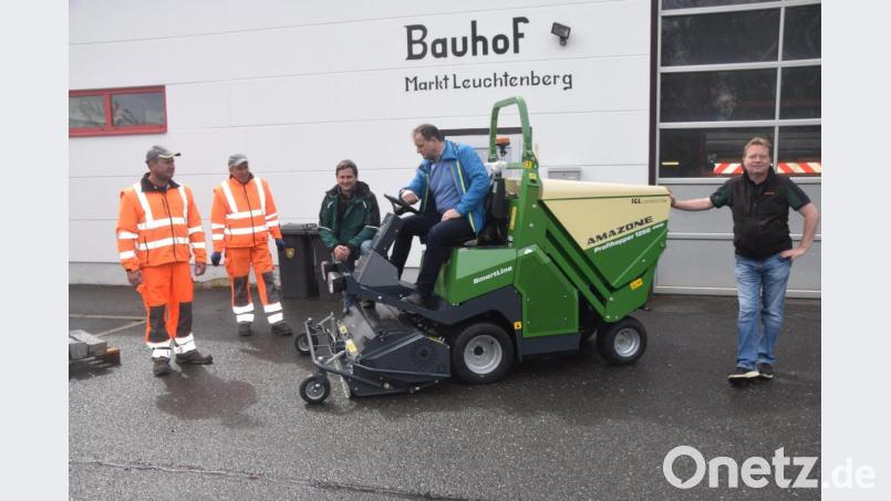 Bürgermeister Anton Kappl darf nur Probe sitzen. Fahren und arbeiten werden mit dem Profihopper Robert Rieder und Alfred Kick (von links). Bild: fz