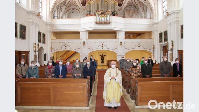 13 Ehepaare aus der Pfarreiengemeinschaft St. Georg feierten verschiedene Ehejubiläen in einem Gottesdienst, den Stadtpfarrer Josef Häring in der Stadtpfarrkirche zelebrierte. Bild: prh