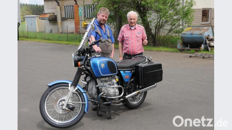 Helmut Lindner (links) und Schorsch Lehner mit der top restaurierten BMW R 90/6 aus dem Jahr 1976 in Sulzbach-Rosenberg. Bild: ige