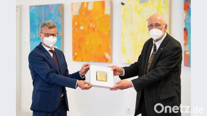 Bernhard M. Baron (rechts) bekommt vom bayerischen Minister für Wissenschaft und Kunst, Bernd Sibler, die Auszeichnung "Pro Meritis Scientiae et Litterarum" überreicht. Bild: StMWK/Matthias Balk