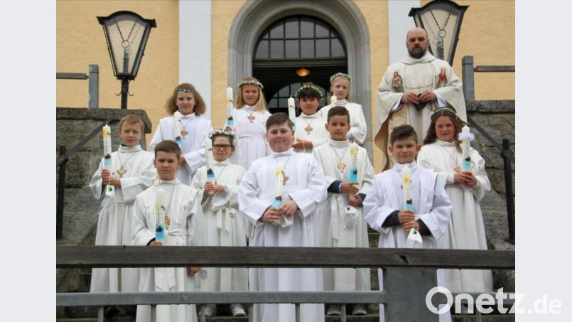 Elf Mädchen und Jungen aus der Pfarreiengemeinschaft feierten Erstkommunion. Das Sakrament spendete Pfarrer Hans Spitzhirn. Bild: slh