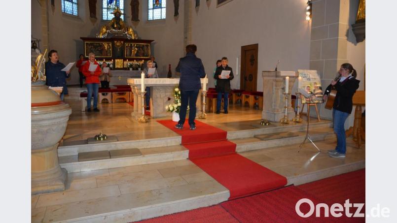 Der Frauenbundchor gestaltete am Montagabend in der Stadtpfarrkirche eine Maiandacht. Bild: jr