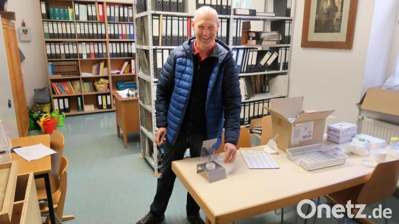 Konrektor Stefan Müllbauer betreut an den Testtagen die Teststation im Büro der Grundschule Friedenfels. Bild: bsc