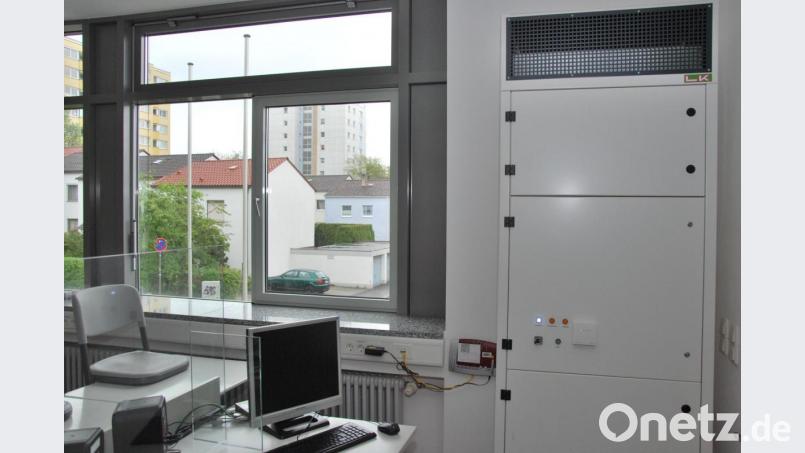 Direkt neben den Fenstern stehen in 16 Klassenzimmern der beiden Berufsschulen mobile Luftreinigungsgeräte. Bild: gsp