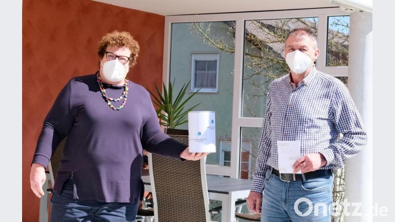 Helmut Wagner übergibt Karin Borchers vom Kinderpalliativteam Nordostbayern eine Spende in Höhe von 500 Euro. Bild: Klinikum/Wagner/exb