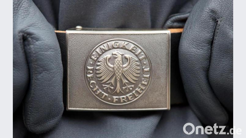 «Einigkeit, Recht, Freiheit» steht auf dem Koppel eines Bundeswehr-Rekruten bei einer Vereidigung: Symbolbild: Michael Reichel/dpa-Zentralbild