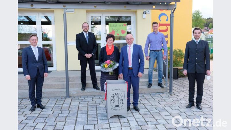 Coronabedingt fällt die Feier zum 25-jährigen Bürgermeisterjubiläum von Albert Nickl bescheiden aus. Vor Beginn der Gemeinderatssitzung gratulieren Landtagsabgeordneter Tobias Reiß (von links), Landrat Andreas Meier, zweiter Bürgermeister Roland Hörl und Landtagsangeordneter Stephan Oetzinger. Als Geschenk der Klostergemeinde überreicht Roland Hörl dem Ehepaar Nickl einen Feuerkorb mit eingestanztem Gemeindewappen. Bild: do