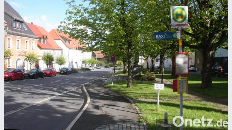 Die bereits vorhandenen Baxi-Haltestellen – hier am Unteren Markt – bekommen Zuwachs. Die Ausweitung der Haltepunkte beschloss der Stadtrat in seiner Sitzung am Montag. Bild: wro
