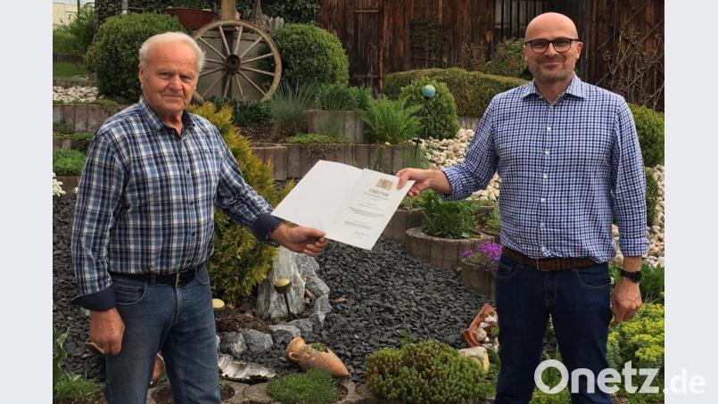 Der frühere Marktgemeinderat Hans Gürtler (links) erhielt die Kommunale Dankurkunde durch Bürgermeister Maximilian Beer überreicht. Bild: Markt Schwarzhofen