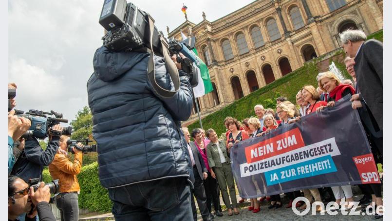 Das Polizeiaufgabengesetz bleibt umstritten. Symbolbild: Peter Kneffel
