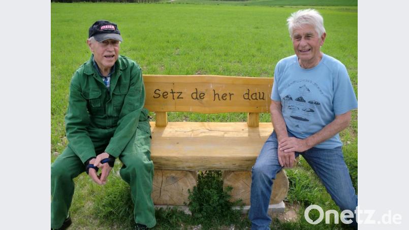 Erwin Meier (links) und Heinz Gebhardt (rechts) stellen immer wieder Ruhebankerln auf, wie hier am Brinstweg am Forst hinter dem Sport- und Hundeplatz. Bild: sh
